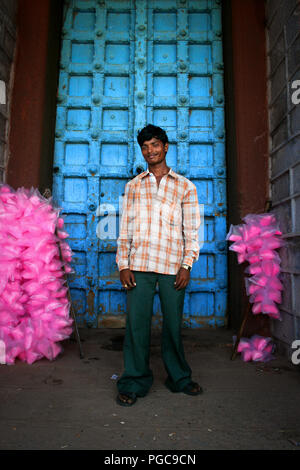 Un homme se tient devant la porte d'un temple à Kanyakumari, India Banque D'Images