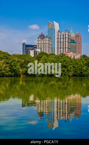 Une vue sur la Skyline d'Atlanta tourné de Piedmont Park avec des réflexions dans le lac Banque D'Images