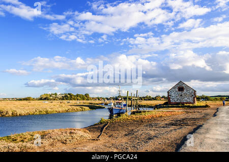 Thornham, Norfolk, Angleterre, Royaume-Uni - Octobre 12, 2012 : les bateaux de pêche amarrés sur une rivière côtière en marécage sur North Norfolk Coast, East Anglia, Banque D'Images