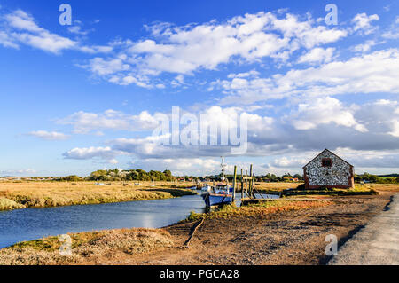 Thornham, Norfolk, Angleterre, Royaume-Uni - Octobre 12, 2012 : les bateaux de pêche amarrés sur une rivière côtière en marécage sur North Norfolk Coast, East Anglia, Banque D'Images