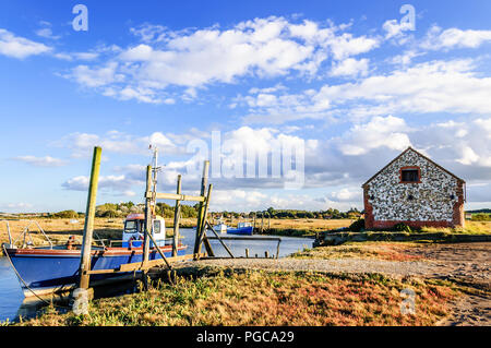 Thornham, Norfolk, Angleterre, Royaume-Uni - Octobre 12, 2012 : les bateaux de pêche amarrés sur une rivière côtière en marécage sur North Norfolk Coast, East Anglia, Banque D'Images