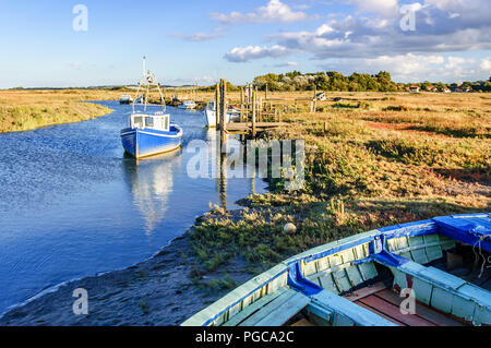 Thornham, Norfolk, Angleterre, Royaume-Uni - Octobre 12, 2012 : les bateaux de pêche amarrés sur une rivière côtière en marécage sur North Norfolk Coast, East Anglia, Banque D'Images