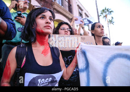 Des milliers d'étudiants de l'Université de Sonora ont marché sur le campus de l'Université pour exiger la justice dans le cas de 43 étudiants de Ayotzinapa manquant, Guer Banque D'Images