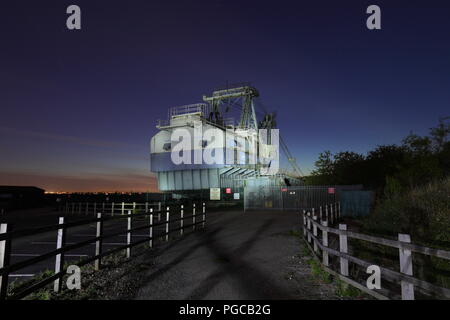 Un Ruston Bucyrus Erie 1150 Dragline marche de nuit à l'RSPB St Aidan's dans le West Yorkshire Banque D'Images