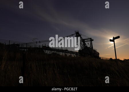 Un Ruston Bucyrus Erie 1150 Dragline marche de nuit à l'RSPB St Aidan's dans le West Yorkshire Banque D'Images