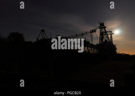 Un Ruston Bucyrus Erie 1150 Dragline marche de nuit à l'RSPB St Aidan's dans le West Yorkshire Banque D'Images