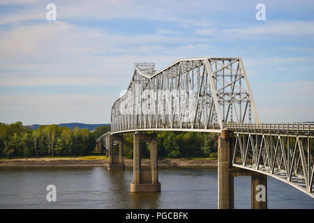 La perspective d'un pont en acier traversant une rivière Banque D'Images