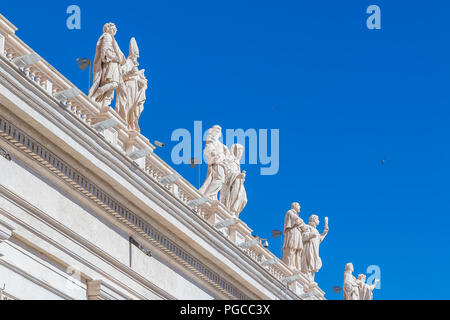 Cité du Vatican, Cité du Vatican - le 12 octobre 2016 : statues en haut de l'collonnade dans la place Saint-Pierre à l'entrée de la basilique Banque D'Images