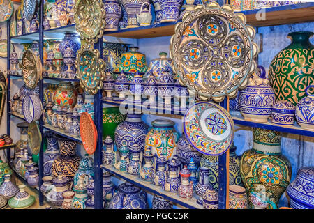 Fes, Maroc - 11 mai 2013 : la céramique de l'artisanat marocain à l'écran dans un magasin de poterie Banque D'Images