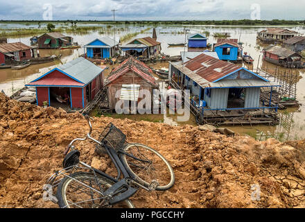 Ce sont des bateaux-maison dans un grand lac par Siem Reap, Cambodge. Le groupe de bateaux sont sur Phnom Krom et le lac est un village appelé CHONG KNEAS. Banque D'Images