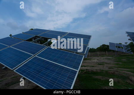 Les centrales solaires sont utilisés pour l'irrigation projet près de Sona Masjid. Chapainawabganj, au Bangladesh. Banque D'Images