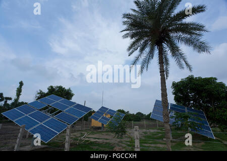 Les centrales solaires sont utilisés pour l'irrigation projet près de Sona Masjid. Chapainawabganj, au Bangladesh. Banque D'Images