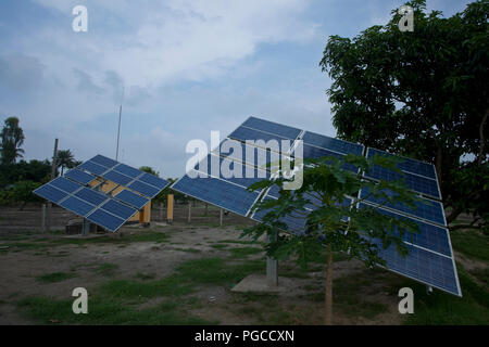 Les centrales solaires sont utilisés pour l'irrigation projet près de Sona Masjid. Chapainawabganj, au Bangladesh. Banque D'Images