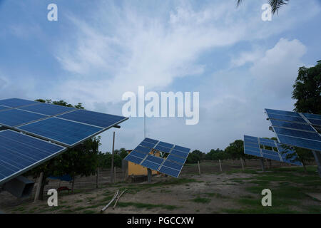 Les centrales solaires sont utilisés pour l'irrigation projet près de Sona Masjid. Chapainawabganj, au Bangladesh. Banque D'Images