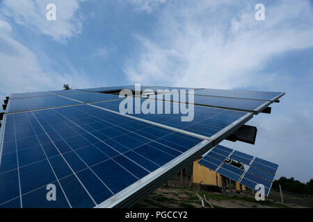 Les centrales solaires sont utilisés pour l'irrigation projet près de Sona Masjid. Chapainawabganj, au Bangladesh. Banque D'Images