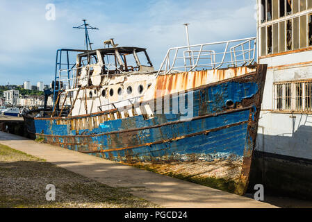 Fer rouillé bateau amarré dans le port de Cherbourg-Octeville, Normandie, France Banque D'Images