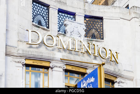 Le signe au-dessus de la Dominion Theatre à Londres, en Angleterre. Le West End Theatre est un bâtiment classé grade II. Banque D'Images