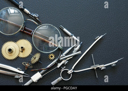 Concept d'ingénierie. Jeu de pignons près de diviseur et le vieux spectacles Banque D'Images