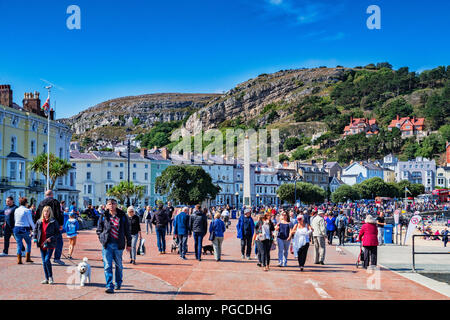 25 Août 2018 : Llandudno, Conwy, Nord du Pays de Galles - un temps ensoleillé mais froid commence à la Bank Holiday weekend n'a pas empêché de jouir de leur marcher sur la Banque D'Images