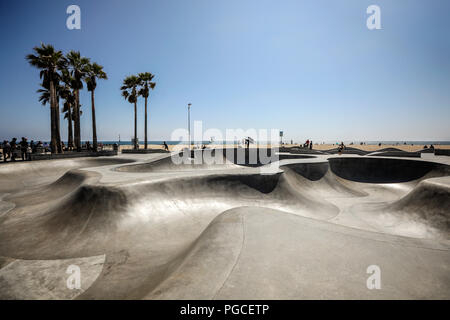 Los Angeles, États-Unis d'Amérique - le 20 juillet 2017 : Le Skatepark de Venice Beach est populaire parmi les patineurs et scooters en Californie. Banque D'Images