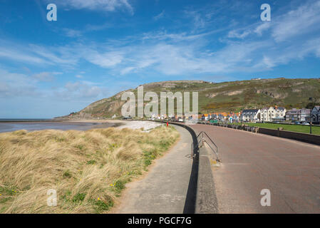 West Parade à Llandudno sur la côte du nord du Pays de Galles. Le grand orme sous un ciel bleu. Banque D'Images