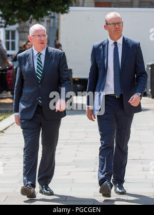 Conférence de presse avec les représentants irlandais M. Simon Coveney T.D., Tánaiste et Ministre des affaires étrangères et du Commerce et M. Charles Flanagan T.D., ministre de la Justice et l'égalité, à la suite d'une réunion de la conférence intergouvernementale britannico-irlandais. Londres, Royaume-Uni. Avec : M. Charles Flanagan D.T. Ministre de la Justice et l'égalité, M. Simon Coveney D.T. Tánaiste et Ministre des affaires étrangères et Commerce Où : London, England, United Kingdom Quand : 25 juillet 2018 : Crédit Wheatley/WENN Banque D'Images