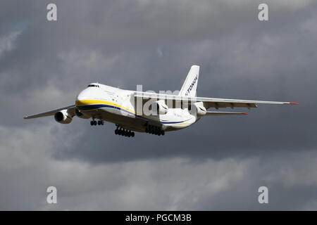 Compagnies aériennes Antonov An-124 en approche sur l'Aérodrome de Wattisham, Suffolk. Ce gros cargo) est de retour de l'hélicoptères Apaches AAC USA. Banque D'Images