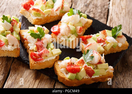 Croque-monsieur au homard, Avocat, tomates et fromage à la crème sur la table horizontale, style rustique. Banque D'Images