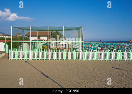 Une plage de Marina di Massa, Versilia, Toscane, Italie Banque D'Images