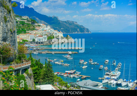 La ville d'Amalfi, sur la côte amalfitaine, dans la région Campanie en Italie, construit sur la falaise, dans le style typique de la région Banque D'Images