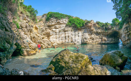 Une piscine naturelle appelée Bagni della Regina Giovanna, à proximité de Sorrento en Italie est un trou de natation populaire pour les vacanciers et adventuous Banque D'Images