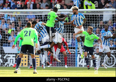 La ville de Cardiff Sol Bamba (centre gauche) et Huddersfield Town's Steve Mounie (centre droit) bataille pour la balle durant le premier match de championnat à la John Smith's Stadium, Huddersfield. ASSOCIATION DE PRESSE Photo. Photo date : Samedi 25 août 2018. Voir l'ACTIVITÉ DE SOCCER histoire Huddersfield. Crédit photo doit se lire : Richard Ventes/PA Wire. RESTRICTIONS : EDITORIAL N'utilisez que pas d'utilisation non autorisée avec l'audio, vidéo, données, listes de luminaire, club ou la Ligue de logos ou services 'live'. En ligne De-match utilisation limitée à 120 images, aucune émulation. Aucune utilisation de pari, de jeux ou d'un club ou la ligue/dvd publications. Banque D'Images