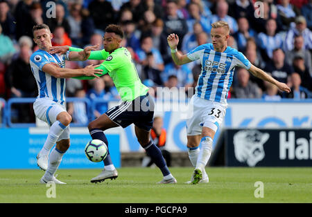 Huddersfield Town's Jonathan Hogg (à gauche) et Florent Hadergjonaj (à droite) batailles pour la balle avec Cardiff City's Josh Murphy (centre) au cours de la Premier League match à la John Smith's Stadium, Huddersfield. Banque D'Images