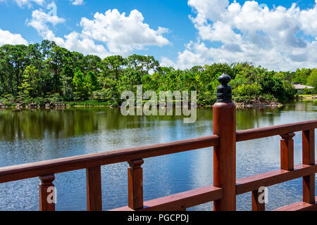 Lac à l'Morikami Jardins Japonais avec pont de bois en premier plan - Delray Beach, Florida, USA Banque D'Images