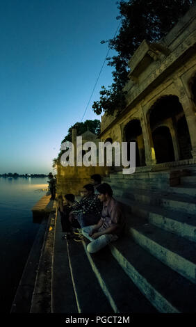 L'architecture typique et les gens de Gadi Sagar Lake à Jaisalmer, Rajasthan, India Banque D'Images