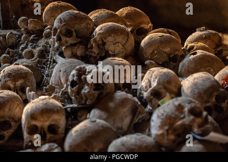 Plan de crânes humains au cimetière de Fontanelle à Naples. Banque D'Images