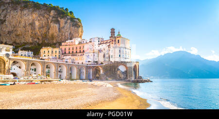 La ville d'Amalfi sur la ligne de côte de la mer méditerranée, Italie Banque D'Images