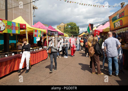 London,UK,25 août 2018, les visiteurs, touristes et habitants profitant du marché de Portobello Road à Londres. Il est le plus grand marché d'antiquités avec plus de 1 000 distributeurs de vendre des antiquités et des collectibles et est devenu l'un des quartiers les incontournables. Credit : Keith Larby/Alamy Live News Banque D'Images