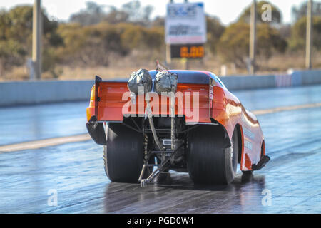 Mildura, Victoria, Australie. 25 août 2018. Sherry Bob au volant de sa Pontiac Funnycar avec un Chev 555CUI au cours de la partie supérieure du support de l'éliminateur. Credit : brett keating/Alamy Live News Banque D'Images