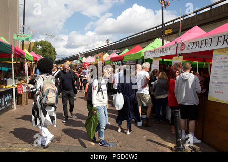 London,UK,25 août 2018, les visiteurs, touristes et habitants profitant du marché de Portobello Road à Londres. Il est le plus grand marché d'antiquités avec plus de 1 000 distributeurs de vendre des antiquités et des collectibles et est devenu l'un des quartiers les incontournables. Credit : Keith Larby/Alamy Live News Banque D'Images