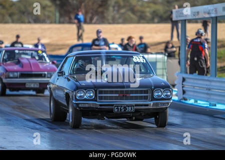 Mildura, Victoria, Australie. 25 août 2018. Alex Blias conduisant son QG avec un Monaro BBC 535 moteur pendant le haut du support de gaz. Credit : brett keating/Alamy Live News Banque D'Images