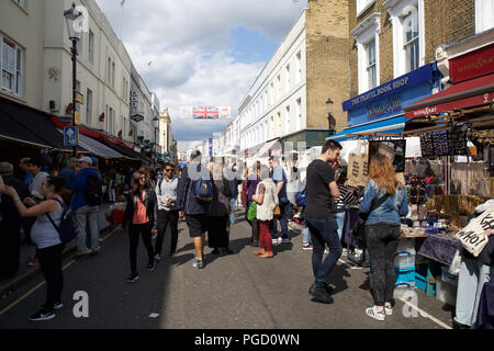 London,UK,25 août 2018, les visiteurs, touristes et habitants profitant du marché de Portobello Road à Londres. Il est le plus grand marché d'antiquités avec plus de 1 000 distributeurs de vendre des antiquités et des collectibles et est devenu l'un des quartiers les incontournables. Credit : Keith Larby/Alamy Live News Banque D'Images