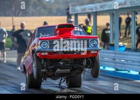 Mildura, Victoria, Australie. 25 août 2018. Paul Roberts au volant de sa Holden Torana LC dans le support du gaz. Credit : brett keating/Alamy Live News Banque D'Images