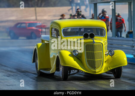 Mildura, Victoria, Australie. 25 août 2018. Danny Wilson au volant de son 1935 pour enlèvement avec un 400 Chev moteur pendant le haut du support de gaz. Credit : brett keating/Alamy Live News Banque D'Images