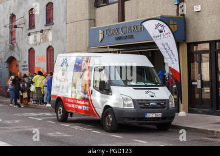 Cork, Irlande. Août 25, 2018. Liège d'alimentation distribue des Packs de l'école. Aujourd'hui à 13h00 charité Cork, Cork d'alimentation a commencé la distribution de packs retour à l'école aux parents aux prises avec le coût élevé des fournitures scolaires dans leur centre situé en bas Oliver Plunkett Street. Credit : Crédit : Damian Damian Coleman Coleman/Alamy Live News Banque D'Images