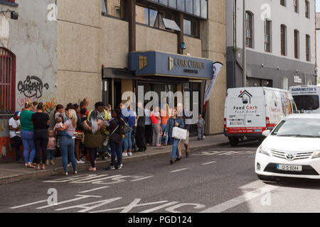 Cork, Irlande. Août 25, 2018. Liège d'alimentation distribue des Packs de l'école. Aujourd'hui à 13h00 charité Cork, Cork d'alimentation a commencé la distribution de packs retour à l'école aux parents aux prises avec le coût élevé des fournitures scolaires dans leur centre situé en bas Oliver Plunkett Street. Credit : Crédit : Damian Damian Coleman Coleman/Alamy Live News Banque D'Images