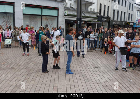 Cork, Irlande. Août 25, 2018. Street Preformers attirer des foules considérables. Des foules immenses se sont réunis aujourd'hui sur St Patrick Street à quelques minutes de regarder et des amuseurs de rue preformers préformage au soleil. Credit : Damian Coleman/Alamy Live News Banque D'Images