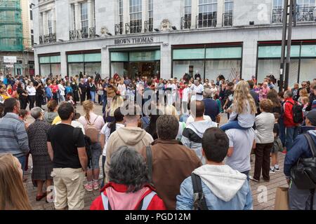 Cork, Irlande. Août 25, 2018. Street Preformers attirer des foules considérables. Des foules immenses se sont réunis aujourd'hui sur St Patrick Street à quelques minutes de regarder et des amuseurs de rue preformers préformage au soleil. Credit : Damian Coleman/Alamy Live News Banque D'Images