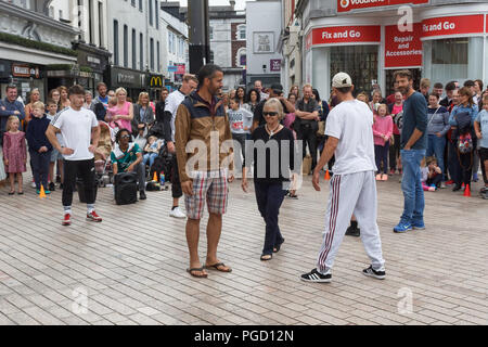 Cork, Irlande. Août 25, 2018. Street Preformers attirer des foules considérables. Des foules immenses se sont réunis aujourd'hui sur St Patrick Street à quelques minutes de regarder et des amuseurs de rue preformers préformage au soleil. Credit : Damian Coleman/Alamy Live News Banque D'Images