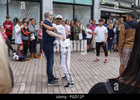 Cork, Irlande. Août 25, 2018. Street Preformers attirer des foules considérables. Des foules immenses se sont réunis aujourd'hui sur St Patrick Street à quelques minutes de regarder et des amuseurs de rue preformers préformage au soleil. Credit : Damian Coleman/Alamy Live News Banque D'Images